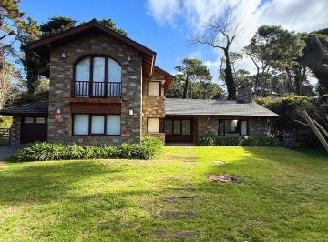 Casa · 285m² · 5 Ambientes · 1 Cochera · Residencia de Categoría en Cariló