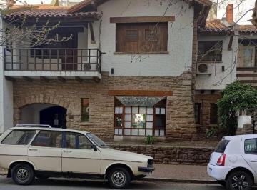 Casa · 215m² · 5 Ambientes · 1 Cochera · Chalet de Diseño Plaza Mitre a Reciclar o Demoler Orden de Venta. Toma Valores en Parte de Pago
