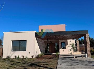 Casa · 186m² · 5 Ambientes · 1 Cochera · Alquiler Anual de Casa a La Laguna con Pileta - Cazal