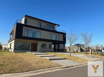 Casa · 366m² · 7 Ambientes · Casa en Venta - 5 Dorm. 4 Baños - 805 m² - Escobar