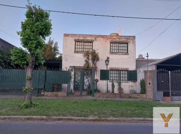 Casa · 189m² · 5 Ambientes · 2 Cocheras · Casa en Venta - 4 Dorm. 2 Baños - Cocheras - 690 m² - Longchamps