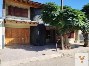 Casa · 210m² · 5 Ambientes · 3 Cocheras · Casa en Venta - 4 Dorm. 2 Baños - Cochera - 240 m² - Tunuyán
