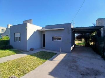 Casa · 90m² · 5 Ambientes · 1 Cochera · Casa de 2 Dorm. en Roldan en Alquiler