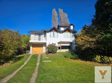 Casa · 200m² · 5 Ambientes · 2 Cocheras · Casa en Venta - 4 Dorm. 2 Baños - Cochera - 1.008 m² - San Carlos de Bariloche