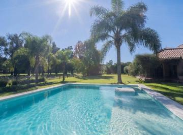 Casa · 285m² · 5 Ambientes · 2 Cocheras · Vista Única Al Golf! B° El Paso.