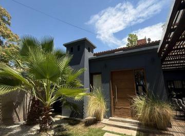 Casa · 206m² · 8 Ambientes · 3 Cocheras · Venta de Casa en La Puntilla Carril San Martin