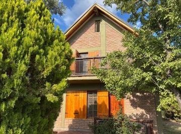 Casa · 240m² · 6 Ambientes · 1 Cochera · Casa a La Venta en San Rafael - Cuadro Benegas