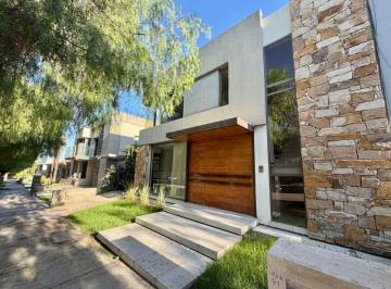 Casa · 220m² · 5 Ambientes · 1 Cochera · Casa en Venta B° Dalvian 3 Dorm.