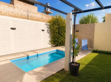 Casa · 195m² · 4 Ambientes · 2 Cocheras · Venta Moderna Casa con Pileta en San Martin