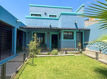Casa · 196m² · 5 Ambientes · 3 Cocheras · Casa de 4 Habitaciones en Venta en Guaymallén