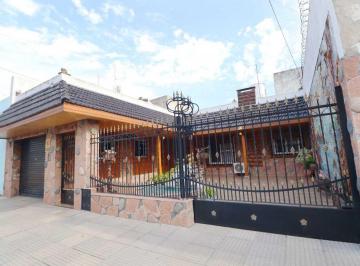 Casa · 143m² · 4 Ambientes · 1 Cochera · Venta Casa 4 Amb Patio Piscina en Laferrere