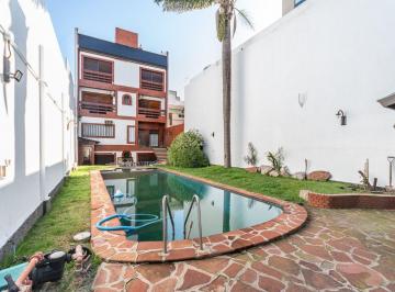 Casa · 513m² · 5 Ambientes · 1 Cochera · Casa 500 m² con Jardín, Pileta y Cochera Doble