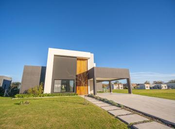 Casa · 211m² · 6 Ambientes · 4 Cocheras · Venta Casa Barrio Privado Prados del Oeste