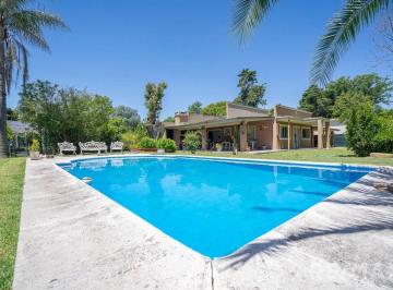 Casa · 203m² · 4 Ambientes · 2 Cocheras · Venta Casa 4 Ambientes Pileta y Parrilla en Jularó