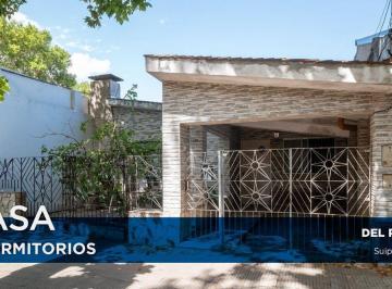 Casa · 136m² · 5 Ambientes · 1 Cochera · Casa en Venta 3 Dorm. Barrio Parque