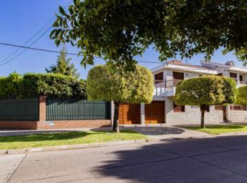 Casa · 391m² · 6 Ambientes · 2 Cocheras · Casa en Venta 3 Dorm. Pileta/jardin/cochera