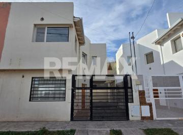 Casa · 72m² · 4 Ambientes · 1 Cochera · Dúplex 2 Dorm. en Venta en Cipolletti