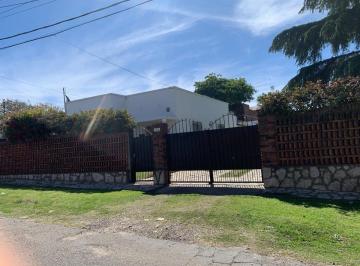 Quinta vacacional · 175m² · 4 Dormitorios · 1 Cochera · Venta Casa Quinta, Multifamiliar, Don Torcuato