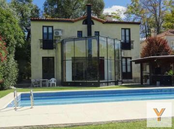 Casa · 300m² · 5 Ambientes · Casa en Venta - 4 Dorm. 6 Baños - 900 m² - Luján