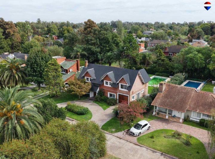 Casa · 320m² · 5 Ambientes · 1 Cochera