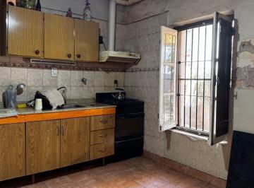 Casa · 141m² · 3 Ambientes · 1 Cochera · Vivienda 2 Dorm./patio/garage a Reciclar