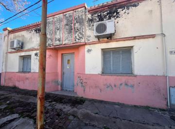 Casa · 145m² · 4 Ambientes · 1 Cochera · Venta/casa/esquina/2 Dorm./a Refaccionar.