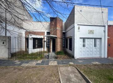 Casa · 110m² · 5 Ambientes · 2 Cocheras · Casa 3 Dorm. con Cochera y Parque en Tolosa