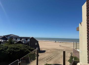 Departamento · 73m² · 4 Ambientes · 1 Cochera · Departamento Venta Las Gaviotas Frente Al Mar