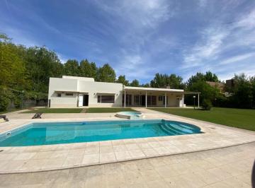Casa · 354m² · 9 Ambientes · Casa 3 Dorm. en Venta en Plottier B° Privado