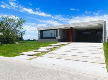 Casa · 244m² · 5 Ambientes · 2 Cocheras · Casa en Santa Clara Al Sur