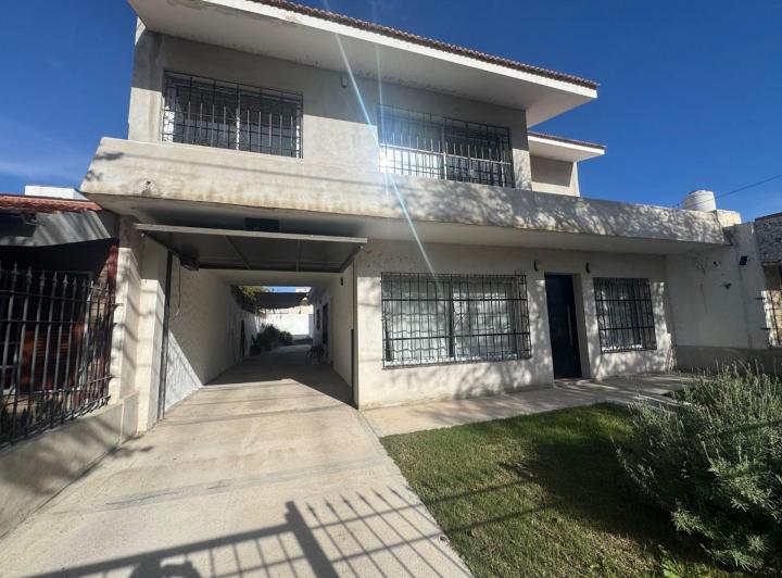 Casa · 220m² · 4 Ambientes · 3 Cocheras