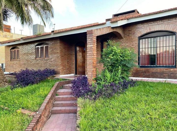 Casa · 222m² · 8 Ambientes · 2 Cocheras