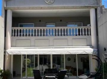 Casa · 349m² · 6 Ambientes · 2 Cocheras · Venta Casa Avellaneda 6 Ambientes Parque Pileta