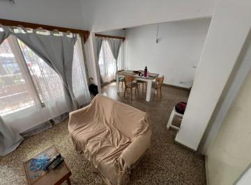 Casa · 114m² · 2 Ambientes · 1 Cochera · Venta Casa con Cochera y Patio en Quilmes
