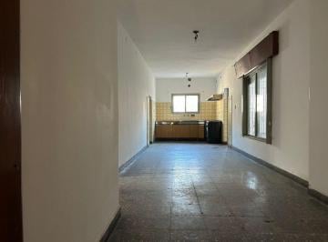 Casa · 147m² · 3 Ambientes · 2 Cocheras · Venta Casa 3 Ambientes en Caseros Apto Credito