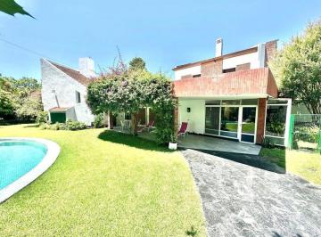 Casa · 223m² · 5 Ambientes · 2 Cocheras · Casa en San Isidro (Gran Lote y Entorno Arbolado)