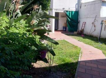 Casa · 75m² · 4 Ambientes · 1 Cochera · Venta Casa 4 Amb Parque Quincho - Garage - Permuta