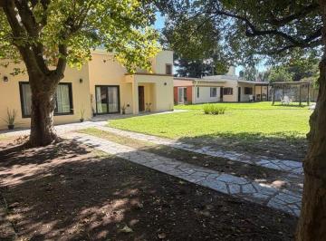 Quinta vacacional · 224m² · 2 Dormitorios · 1 Cochera · Casa Quinta con Pileta, en Venta en Pehuajó