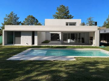 Casa · 220m² · 5 Ambientes · Exclusiva Casa de Diseño en Venta | La Peregrina