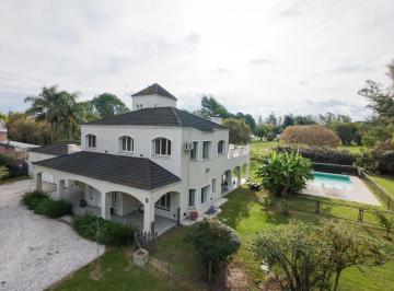 Casa · 390m² · 13 Ambientes · 2 Cocheras · Se Vende Casa en La Cheltonia Venado Tuerto
