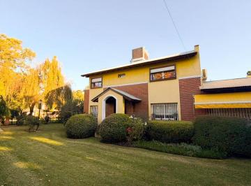 Quinta vacacional · 284m² · 3 Dormitorios · 1 Cochera · Se Vende Quinta C/imponente Jardin en B° Los Pinos