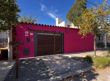 Casa · 144m² · 4 Ambientes · 2 Cocheras · Casa 2 Dorm. con Pileta B° Yapeyu