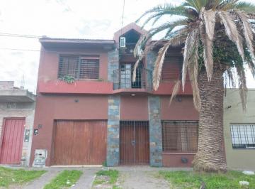 Casa · 238m² · 6 Ambientes · 1 Cochera · Casa 6 Amb con Cochera y Parque en Venta, Quilmes