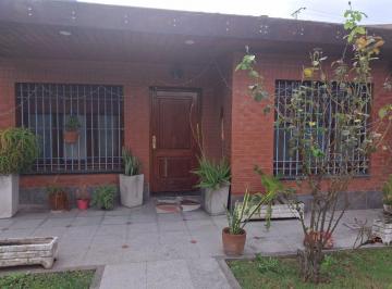 Casa · 154m² · 5 Ambientes · 1 Cochera · Venta Casa 5 Amb y Quincho, a Credito