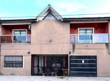Casa · 200m² · 5 Ambientes · 1 Cochera · Casa + 2 Locales con Renta en Esquina Ideal