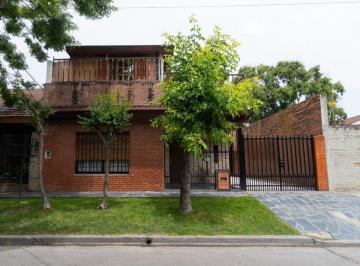 Casa · 214m² · 4 Ambientes · 2 Cocheras · Chalet Impecable Listo Para Vivir