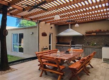 Casa · 130m² · 4 Ambientes · 1 Cochera · Venta de Casa con Quincho y Pileta William Morris