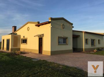 Campo · 243m² · 3 Ambientes · 4 Cocheras · Chacra en Venta - 2 Dorm. 2 Baños - Cocheras - 67.500 m² - Pergamino