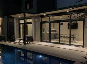 Casa · 173m² · 6 Ambientes · 1 Cochera · Casa en Hurlingham Zona Norte/oeste