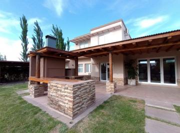 Casa · 300m² · 3 Ambientes · 2 Cocheras · Venta de Casa en Barrio Privado en Maipú, Mendoza